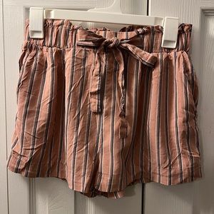 Pink flowy shorts with waistband and string